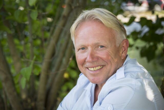 HÅPER PÅ TELEFON: Finn Olav Odde håper han snart får en telefon fra sin tidligere Farmen-motstander Olav Harald Ulstein. Foto: Tor Lindseth, Se og Hør HÅPER PÅ TELEFON: Finn Olav Odde håper han snart får en telefon fra sin tidligere Farmen-motstander Olav Harald Ulstein. Foto: Tor Lindseth, Se og Hør
